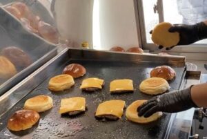 町民手づくりの夏の風物詩「牟岐あんどん展」